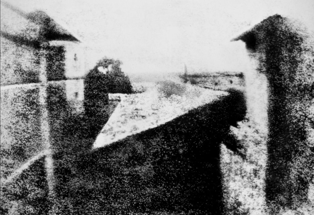 Point de vue du Gras. Prise de vue depuis la fenêtre de la maison de Nicéphore Niépce de Saint-Loup-de-Varennes : version généralement diffusée depuis 1952 par Helmut Gernsheim, qui est une reproduction en noir et blanc de la plaque originale très retouchée pour rendre visible plus de détails et rendre l'image plus compréhensible.